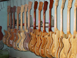 En rkke guitarer undervejs i produktionen